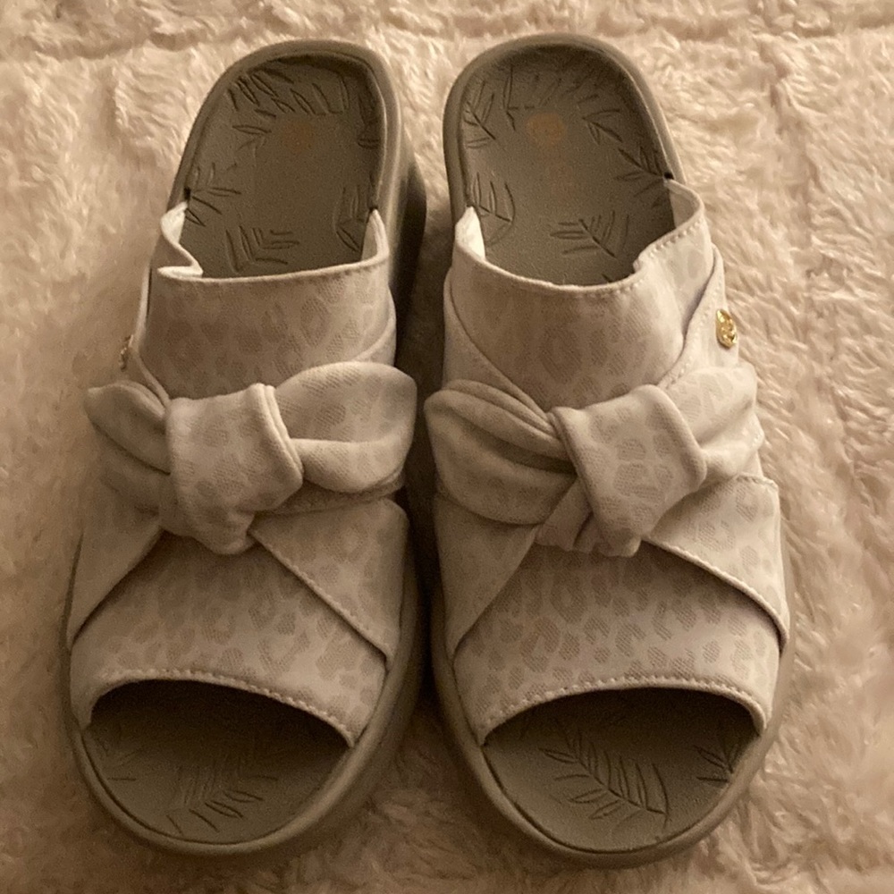 Bzees cloud technology sandals
